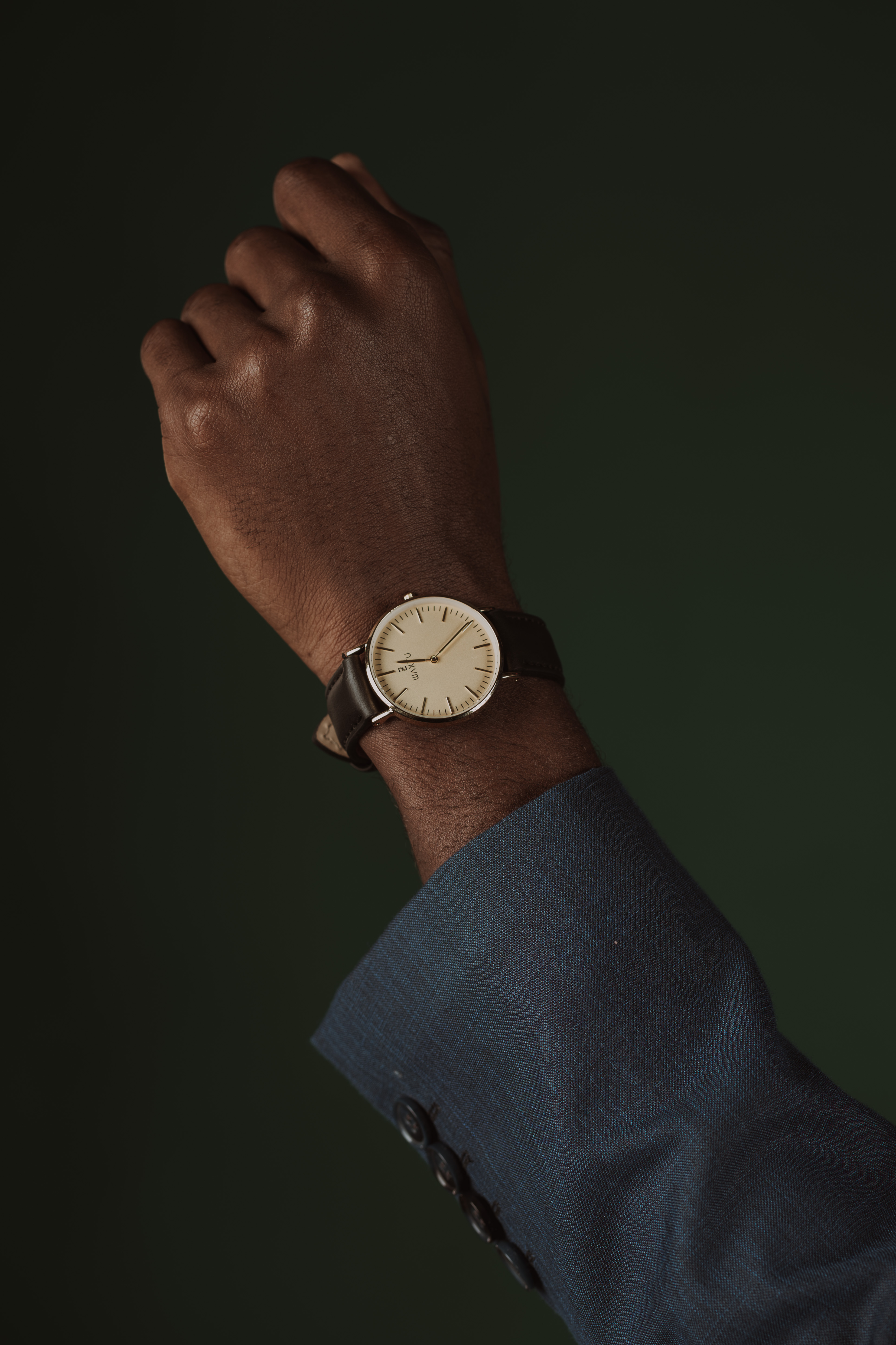 Montre cuir noir fond gold 