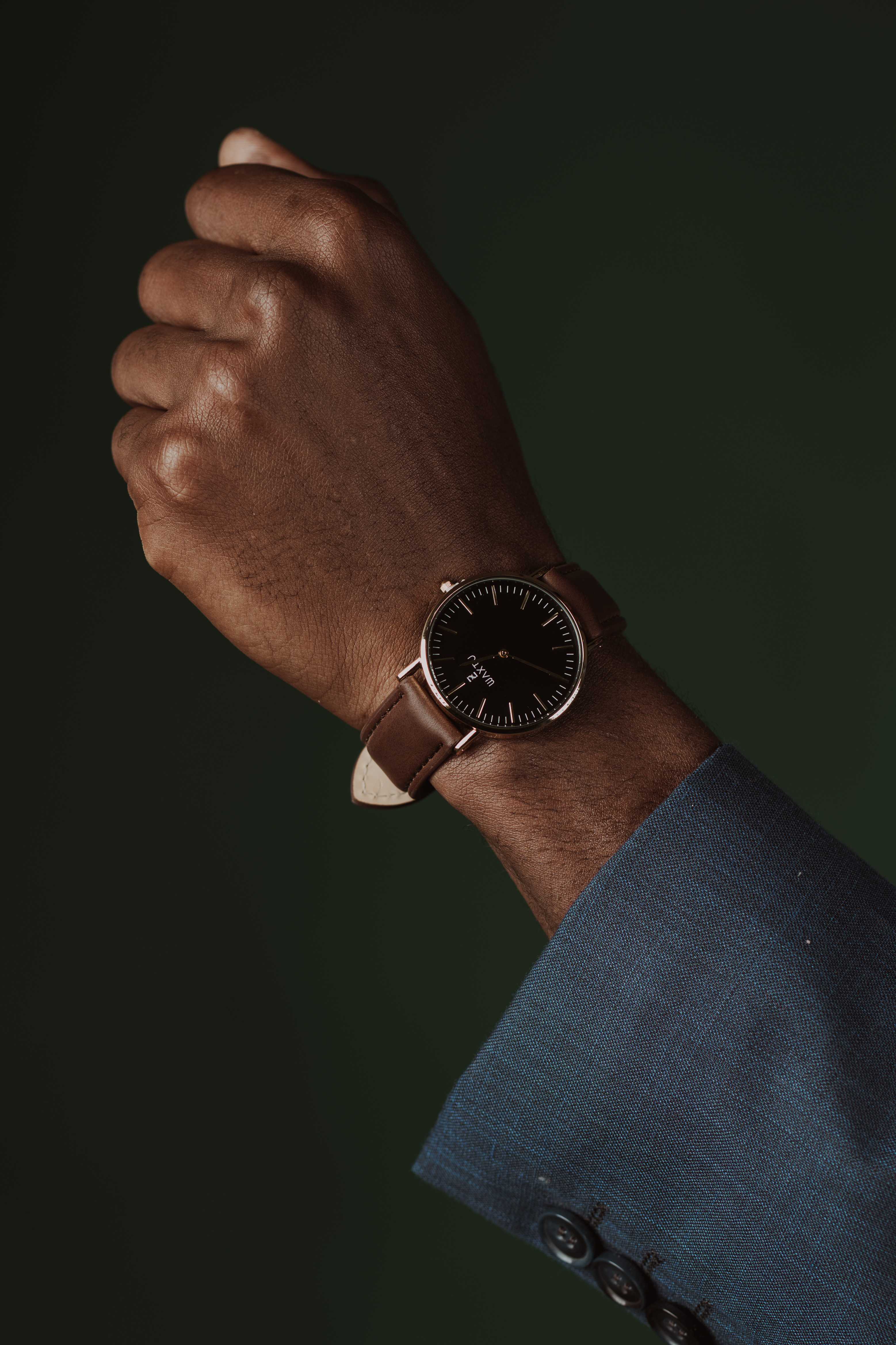Montre cuir Marron fond noir 